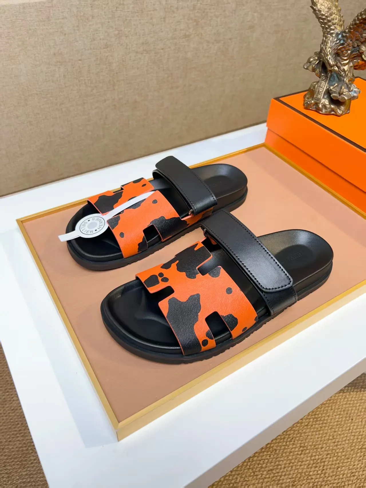 Men's clothing and shoes 💰340 💅💅💅 new arrival. Hermes Hermes official website latest counter synchronized new oran color leather H slippers, the original Paris version flew back to the original model and opened the mold to make it perfectly🍌The highest quality Sincerity, you can enter and leave the counter at will [Deyi] The upper is made of original customized  colored palm prints, crocodile print, ostrich print, colored cow leather, colored cow suede, 🤔 horse hair, 🥳 colored diamonds, 🥰 3D printing, and other genuine leather slippers, imported cow pattern foot pad lining, Italian  latest original genuine leather combination outsole Code number: 38-48 (customized at 46.47.48) Can be made into picture combination sole with genuine leather pattern and ordinary molded outsole